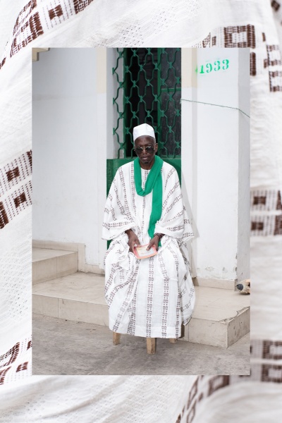 Chantal Seitz - Imam Thierno Ousmane Ba sitzt vor einer Moschee in Dakar.